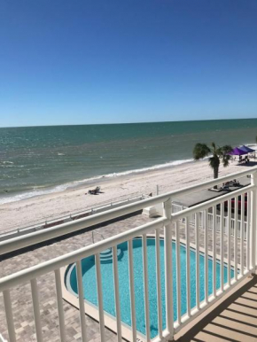 Cozy Beachfront Condo for 2